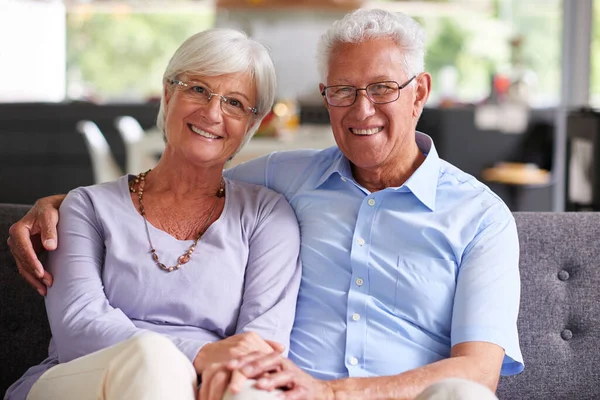 Jubilación Mejor Parte Nuestro Matrimonio Retrato Una Pareja Ancianos Sentados —  Fotos de Stock