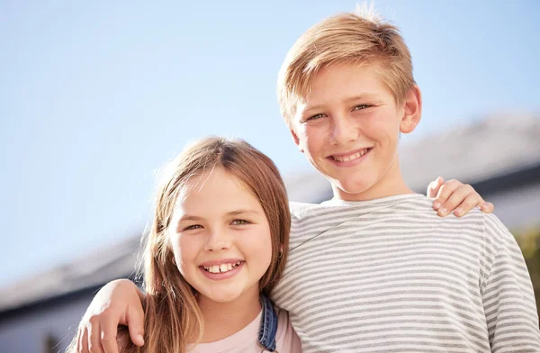 Feliz Sorriso Retrato Crianças Irmãos Ligação Livre Jardim Quintal Juntos — Fotografia de Stock