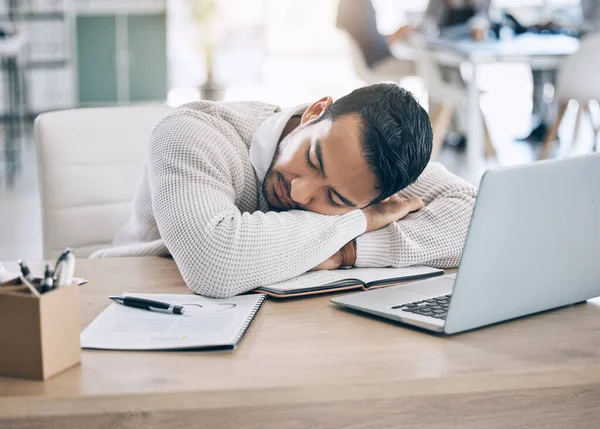 Hombre Cansado Dormir Escritorio Oficina Con Ordenador Portátil Agotado Trabajo — Foto de Stock