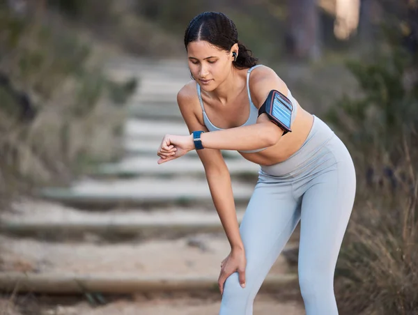 Fitness Running Mujer Con Smartwatch Haciendo Ejercicio Cardiovascular Bosque Para —  Fotos de Stock