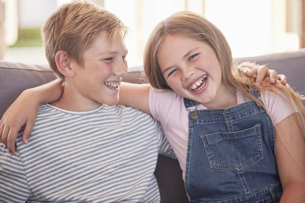 孩子们 兄弟姐妹们 抱在沙发上笑着 让兄妹们一起在家里放松一下 孩子们在客厅沙发上欢欢喜喜的肖像画般的微笑 — 图库照片