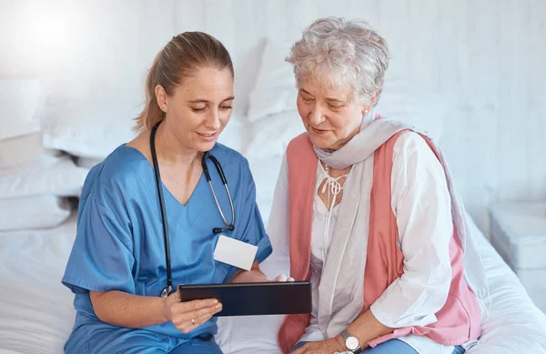 Arts Tablet Oudere Patiënt Controle Overleg Bezoek Thuis Voor Diagnose — Stockfoto