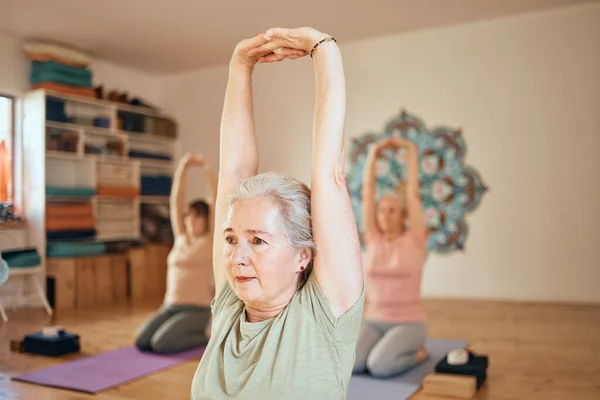 Yoga Fitness Mulher Idosa Estúdio Fazendo Treino Alongamento Treinamento Aula — Fotografia de Stock