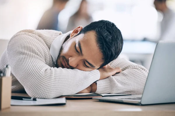 Cansado Agotado Hombre Negocios Durmiendo Escritorio Oficina Corporativa Después Trabajar — Foto de Stock