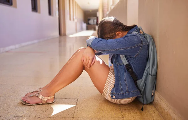 Šikana Deprese Smutný Student Dívka Duševní Zdraví Problém Chodbě Vzdělávání — Stock fotografie