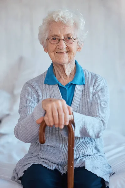 Donna Anziana Seduta Ritratto Sorriso Sul Letto Con Felicità Bastone — Foto Stock