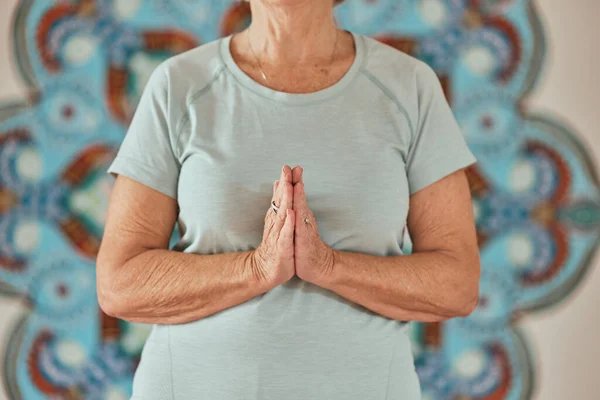 Yoga Meditation Och Bedjande Äldre Händer Eller Kvinna Kreativ Zen — Stockfoto