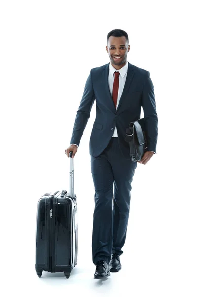 事務所に向かってる ハンサムな若いアフリカ系アメリカ人ビジネスマン彼のスーツケースと一緒に歩いている間白に隔離された — ストック写真