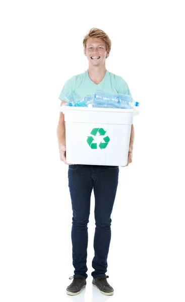 什么都不能浪费 一个红头发的快乐年轻人拿着一个装满空塑料瓶的回收桶 — 图库照片