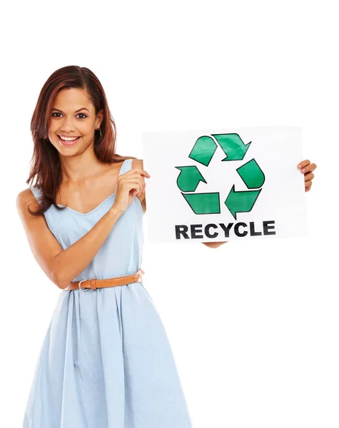 她赞成回收利用 年轻女子面带微笑 举着一张标有回收利用标志的海报 背景是白色的 — 图库照片