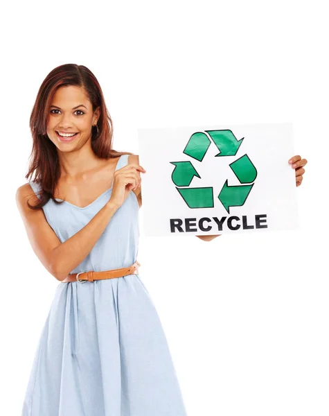 让我们的世界保持干净 循环利用 微笑的年轻女人给你展示一个白色背景的回收标志 — 图库照片