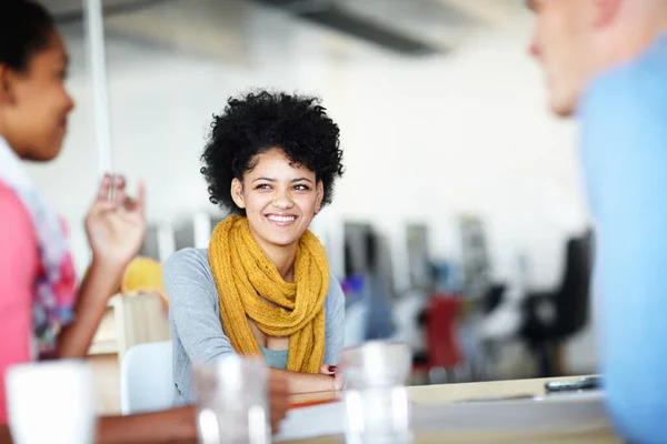 Vielfalt Lächeln Und Freunde Unterhalten Sich Gemeinsam Tisch Für Teamarbeit — Stockfoto