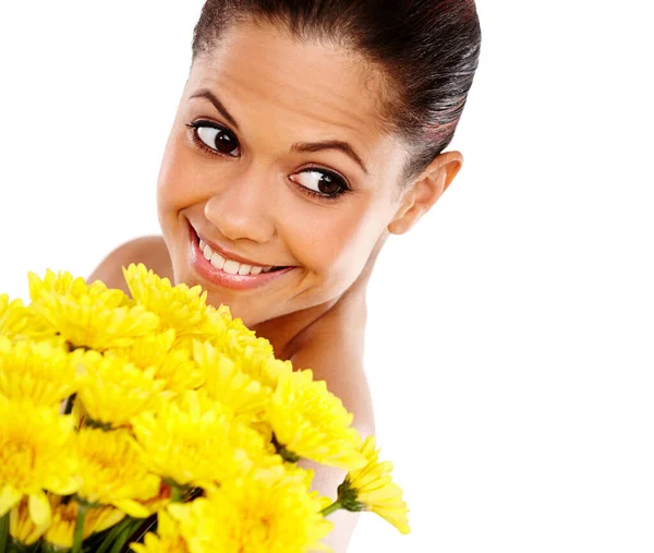 Uwielbia Niespodzianki Piękna Młoda Kobieta Trzyma Bukiet Żółtych Kwiatów Uśmiecha — Zdjęcie stockowe