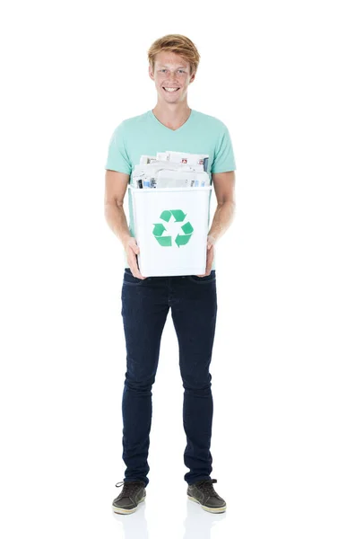 一个友善的红头发年轻人拿着一个装满报纸的回收箱 — 图库照片