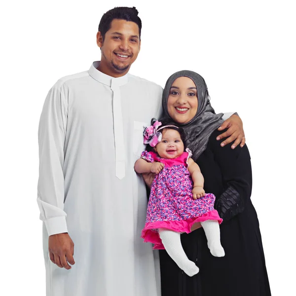 彼女は私たちの誇りと喜びです スタジオの肖像画幸せな若いイスラム教徒の家族は白に隔離された — ストック写真
