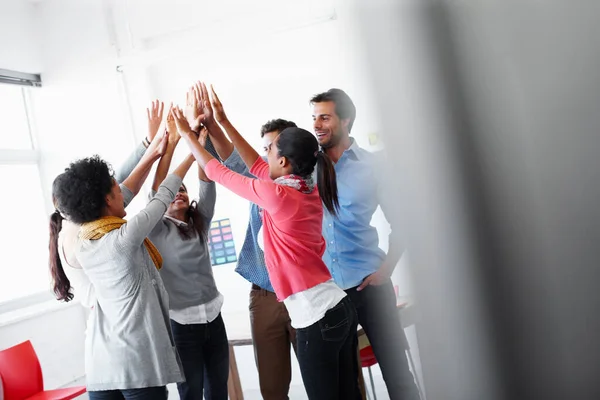 Batti Cinque Diversità Gli Amici Lavoro Squadra Celebrare Successo Comunità — Foto Stock