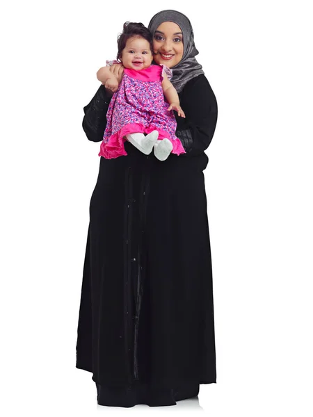 ママのように スタジオの肖像画のイスラム教徒の母親と彼女の赤ちゃんの娘は白に隔離された — ストック写真
