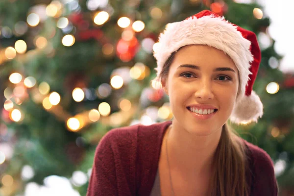 Noel Kadın Evdeki Şenlikli Ağaca Gülümseyen Mutlu Bir Tatil Portresi — Stok fotoğraf