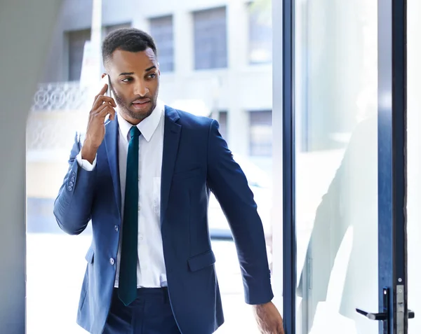 Acabo Llegar Cliente Ahora Apuesto Hombre Negocios Afroamericano Usando Teléfono —  Fotos de Stock