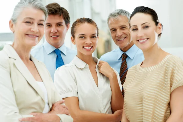 成功的商业团队 一群成功的商人站在一起微笑的画像 — 图库照片