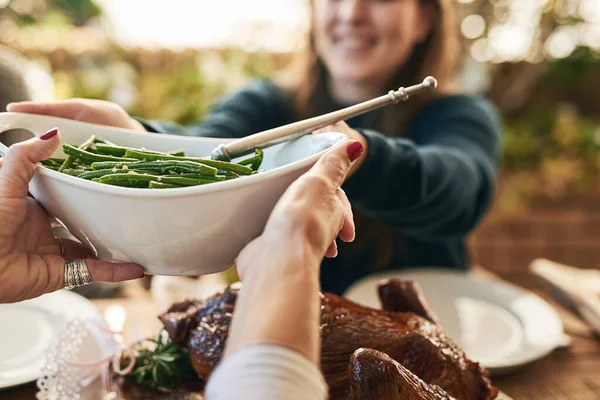 Τρόφιμα Χέρια Και Ζευγάρι Μοιράζονται Υγιεινά Λαχανικά Στο Τραπέζι Της — Φωτογραφία Αρχείου