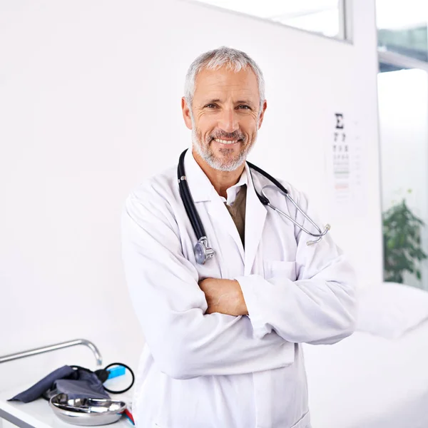 有经验 友善和专业 一个英俊而成熟的医生站在病房里的画像 — 图库照片