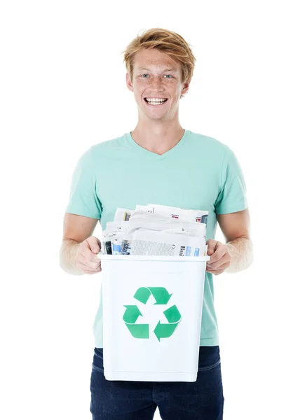 做负责任的事一个友善的红头发年轻人拿着一个装满报纸的回收箱 — 图库照片