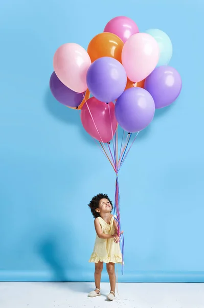 Sollen Wir Tanzen Ballon Ein Nettes Kleines Mädchen Hält Ein — Stockfoto