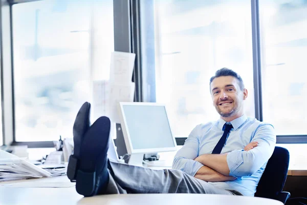 Trabajo Mejor Que Esto Retrato Hombre Negocios Sonriente Sentado Con —  Fotos de Stock
