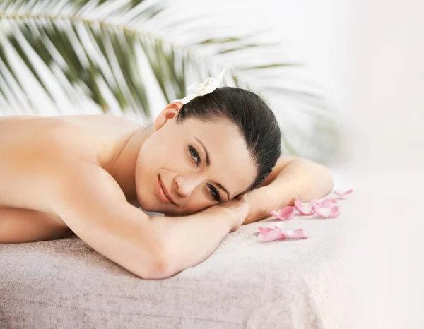 Waiting Her Therapist Beautiful Young Woman Lying Massage Table Surrounded — Stock Photo, Image