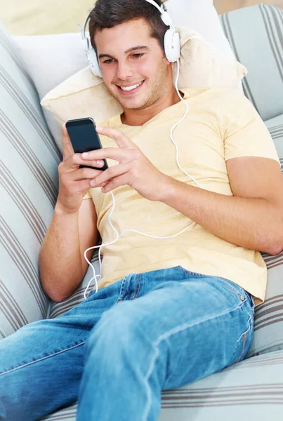 Mantenerse Contacto Joven Tumbado Sofá Escuchando Música Smartphone —  Fotos de Stock