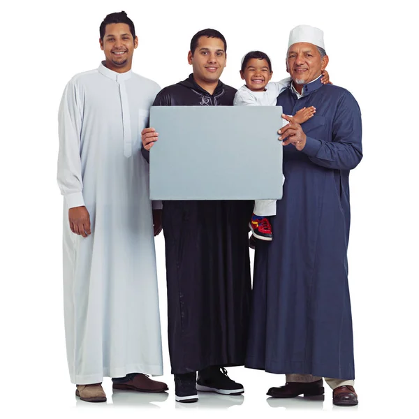 家族のメッセージだ 白に隔絶された空白の看板を掲げるイスラム教徒の男性家族のスタジオの肖像 — ストック写真