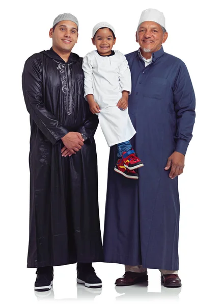 笑顔の3世代 白に隔離されたイスラム教徒家族の男性メンバーのスタジオ肖像 — ストック写真