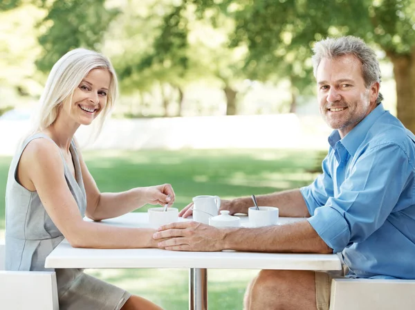 屋外でコーヒーをお楽しみください 屋外でコーヒーを楽しむ幸せな成熟したカップル — ストック写真