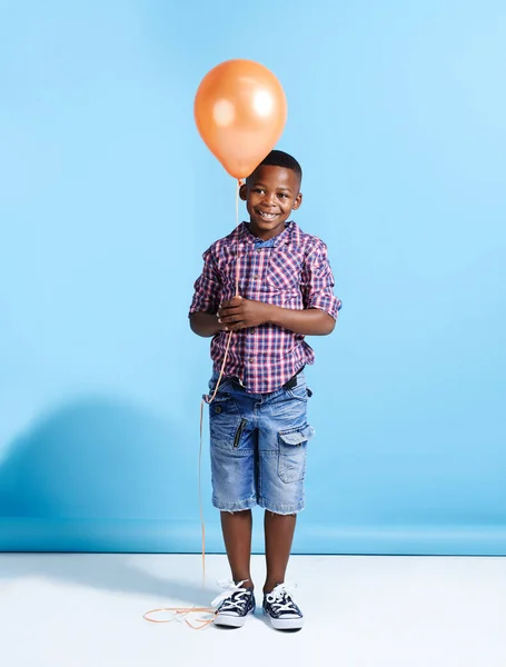 Może Być Mój Nowy Najlepszy Przyjaciel Młody Chłopiec Trzymający Balon — Zdjęcie stockowe