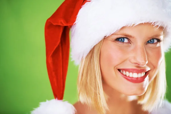 休日のお祝い 休日のイベントやお祝いパーティーで緑の画面上の女性 顔やクリスマスの帽子 ズーム 肖像画や幸せな笑顔モデルとXmasオン緑のモックアップスタジオの背景やモックアップの背景 — ストック写真