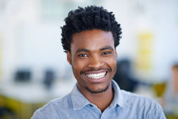 Enfrentaré Cualquier Desafío Con Mejor Sonrisa Retrato Joven Hombre Negocios —  Fotos de Stock