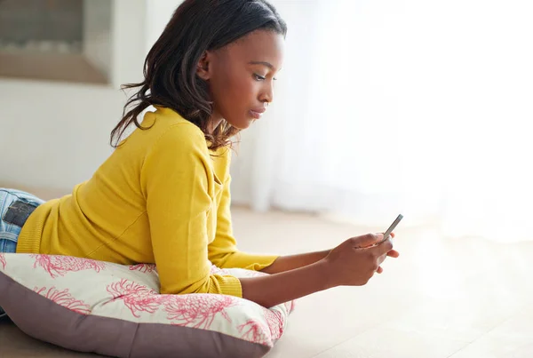 Zeit Für Einen Text Eine Attraktive Junge Frau Schreibt Sms — Stockfoto