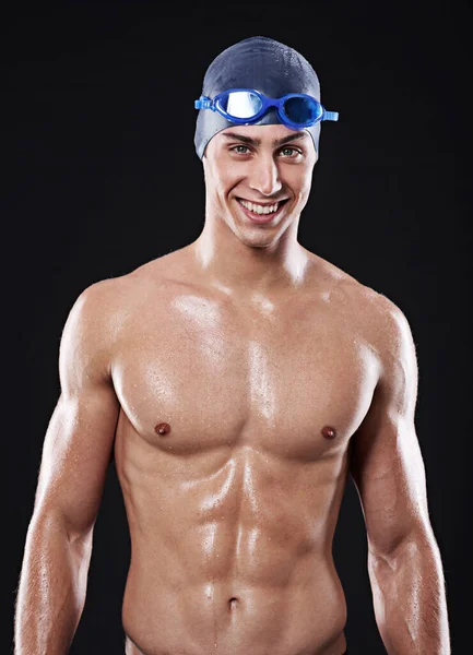 对我的体育前途有信心 一个肌肉发达的年轻游泳运动员的演播室照片 — 图库照片