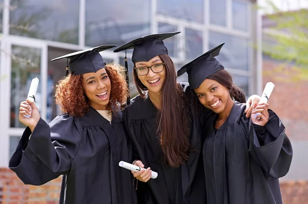 Les Femmes Pouvoir Demain Trois Jeunes Femmes Tenant Leur Certificat — Photo