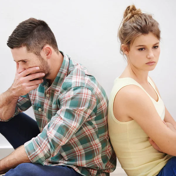 Chegaram Impasse Jovem Casal Tendo Dificuldades Relacionamento Sentado Volta Para — Fotografia de Stock
