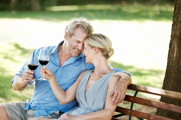 愛情の瞬間を共有する 幸せな成熟したカップルToasting彼らの愛とともに2杯のワイン屋外 — ストック写真