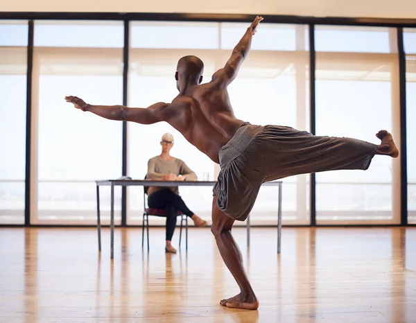 Vücudu Ruhuyla Dans Ediyor Bir Erkek Dansçının Seçmeler Sırasında Jürinin — Stok fotoğraf