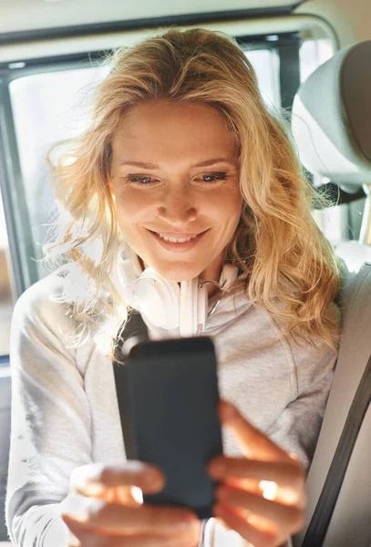 Uśmiech Szeroko Uśmiechnięta Dziewczyna Robi Autoportret Telefonie Gdy Siedzi Samochodzie — Zdjęcie stockowe