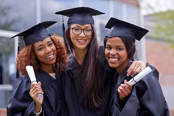 大学は成功するための手段です 大学を卒業した3人の女性の友達 — ストック写真