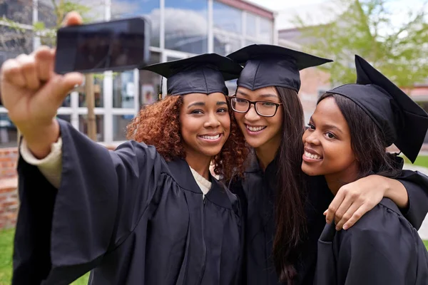 Navždy Jsme Spřátelili Tři Absolventky Maturitního Studia Telefonu Selfie — Stock fotografie