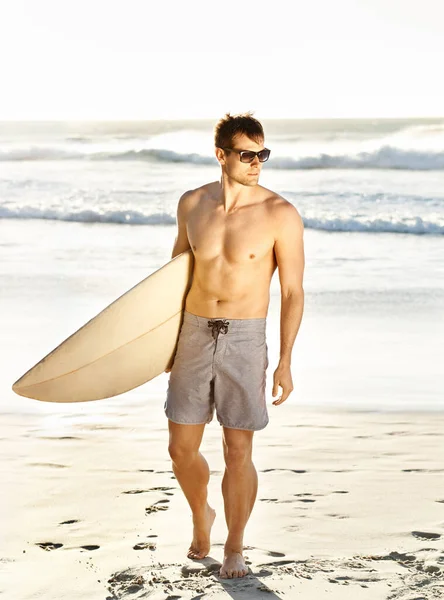 Najlepsze Miejsce Relaks Muskularny Młody Człowiek Deską Surfingową Wyglądający Zamyślonego — Zdjęcie stockowe