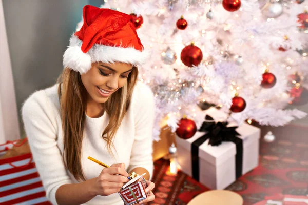 メリー クリスマス 美しい若い女性がクリスマスカードにメッセージを書いて — ストック写真