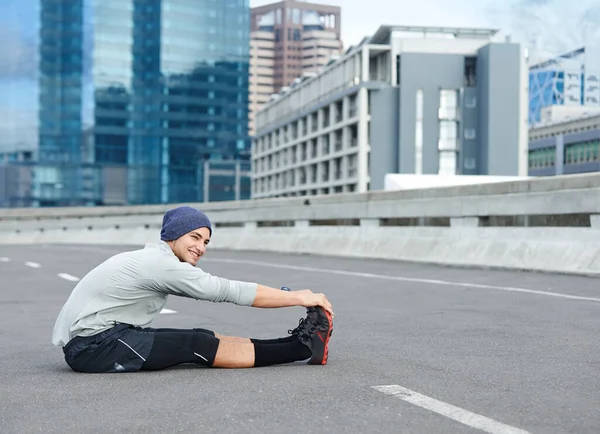 Stretching Helpt Ook Concentreren Een Jonge Man Jogger Stretching Een — Stockfoto