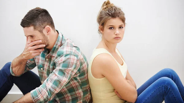 Zona Conflito Jovem Casal Tendo Dificuldades Relacionamento Sentado Volta Para — Fotografia de Stock